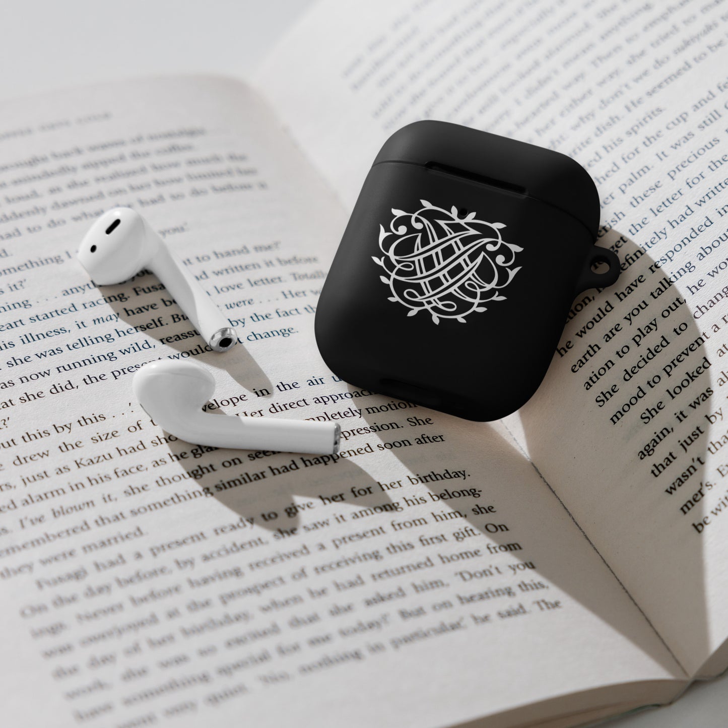 Bach-Schild (Monogramm) dunkle Gummihülle für AirPods®
