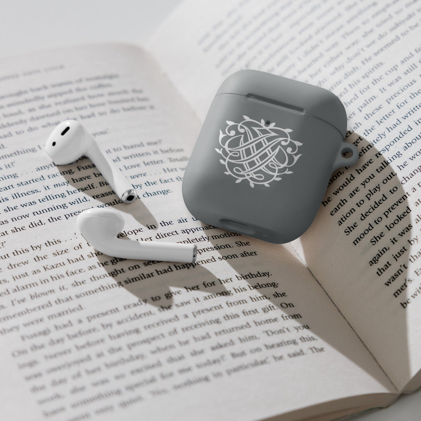Bach-Schild (Monogramm) dunkle Gummihülle für AirPods®