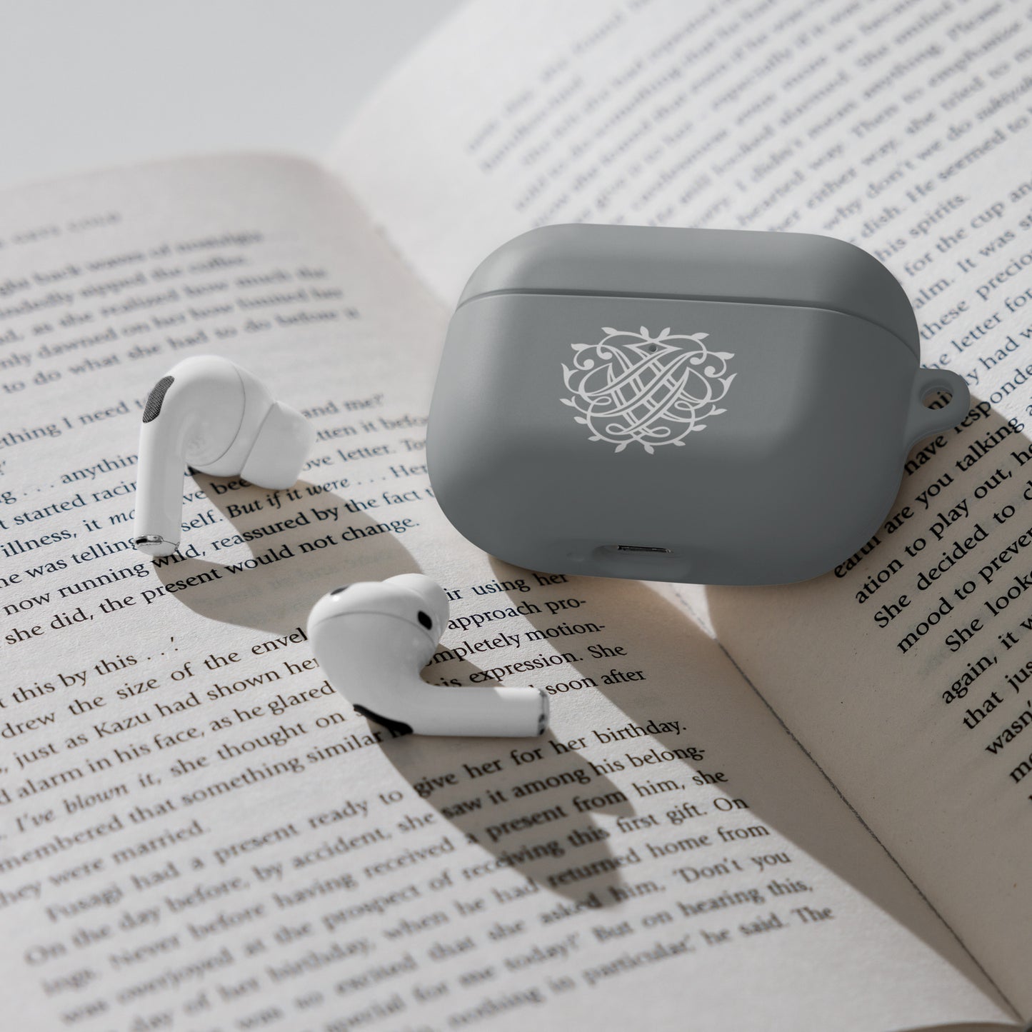 Bach-Schild (Monogramm) dunkle Gummihülle für AirPods®