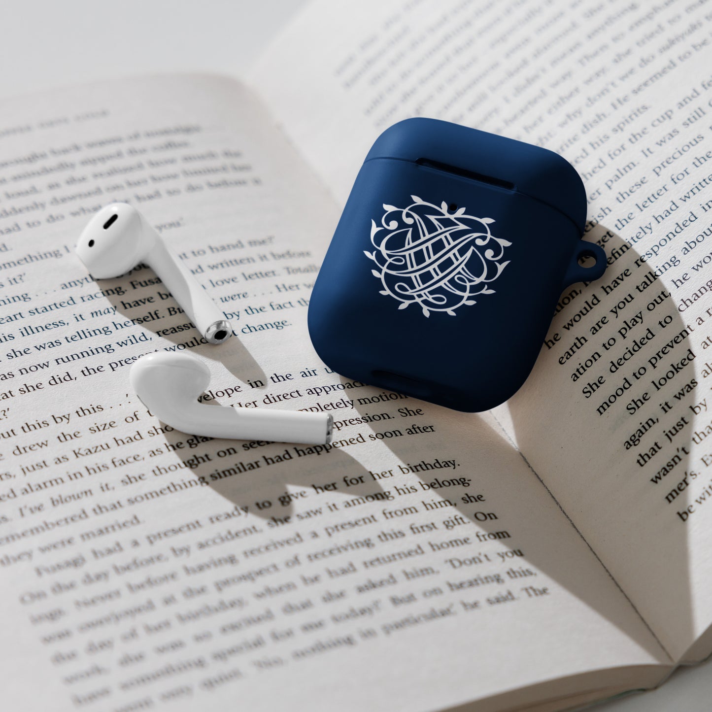 Bach-Schild (Monogramm) dunkle Gummihülle für AirPods®