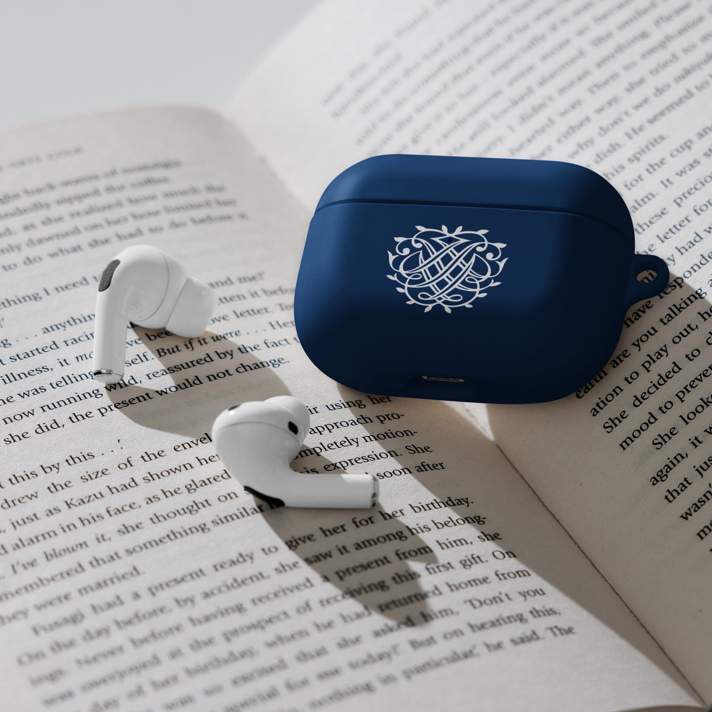 Bach-Schild (Monogramm) dunkle Gummihülle für AirPods®